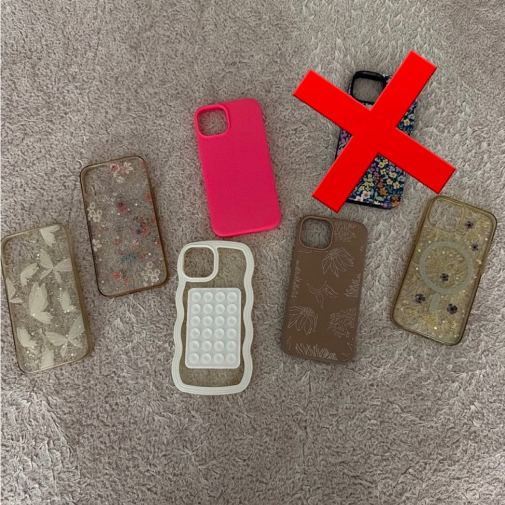 Bundle of Iphone 14 cases. The pink case has wear. The Casely case sold.
